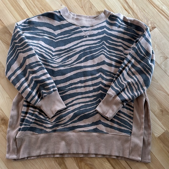 Aerie oversized sweatshirt leopard print split sides size medium M - Picture 1 of 5